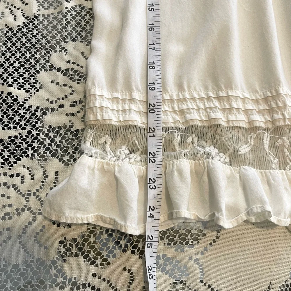 🍀 Elegant White Blouse with Lace Details 🍀 - Picture 3 of 11